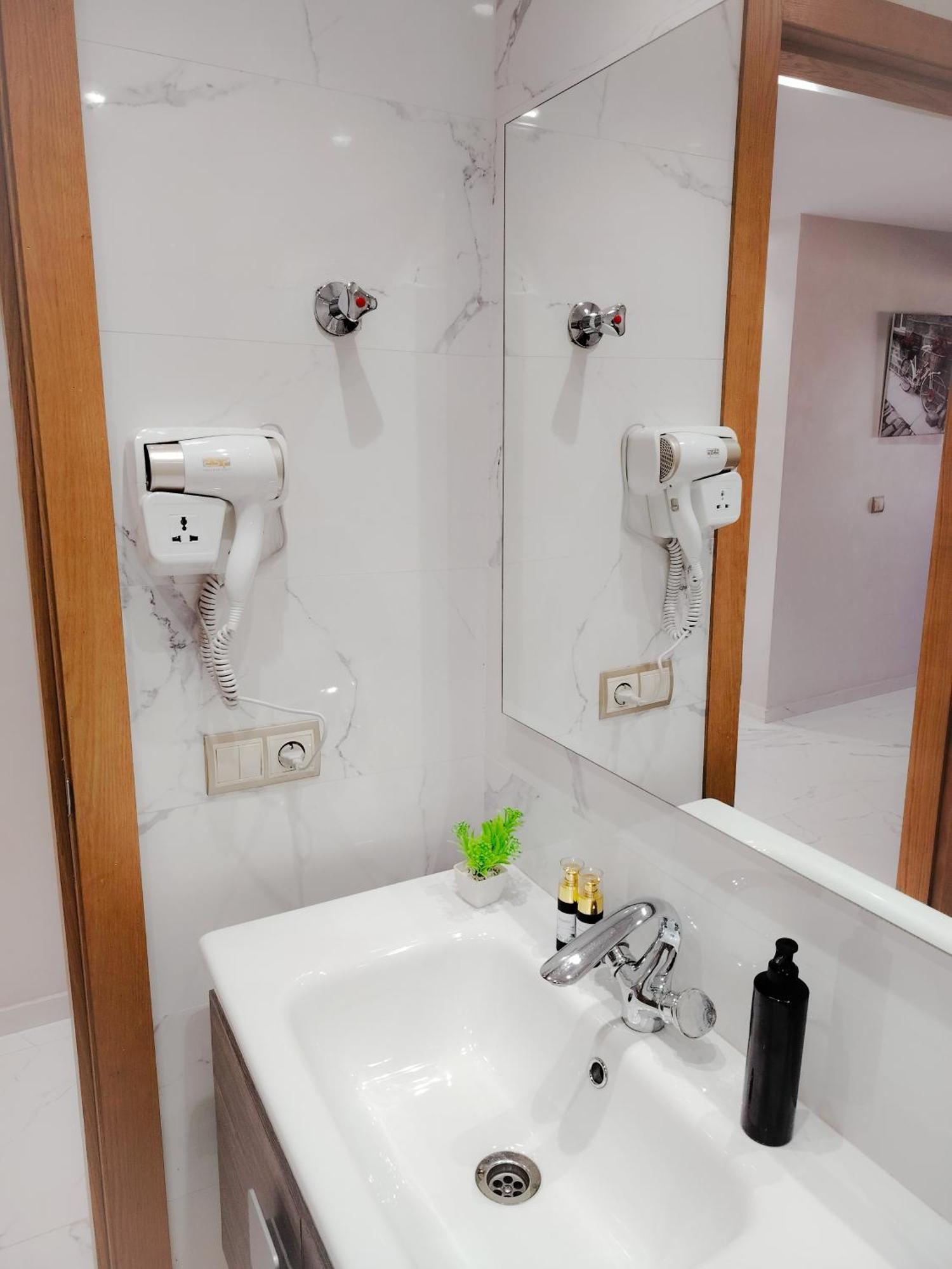 Super Apartement Totalement Neuf Et Climatise A Cote Du Centre Commercial Marjane M2 タンジェ エクステリア 写真